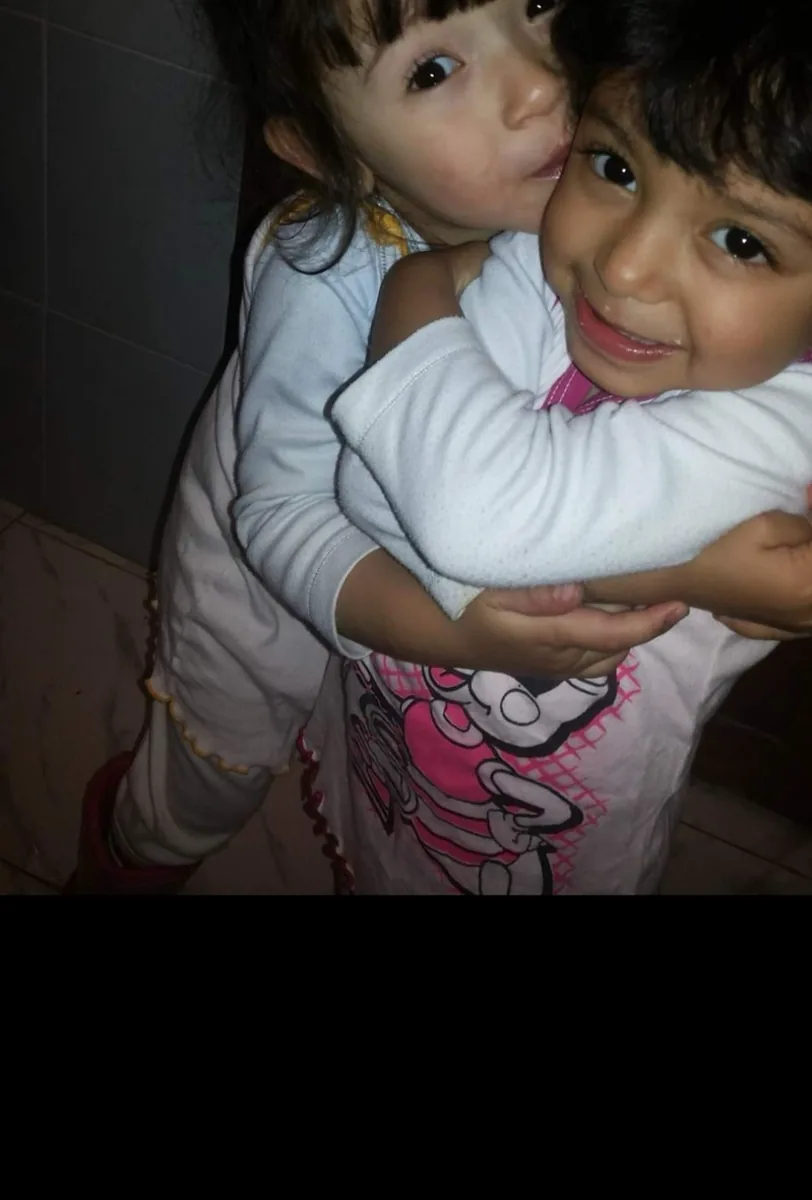 Mafe y Sofi de bebés, abrazadas