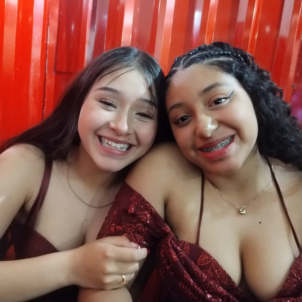 Mafe y Sofi hoy, sonriendo juntas