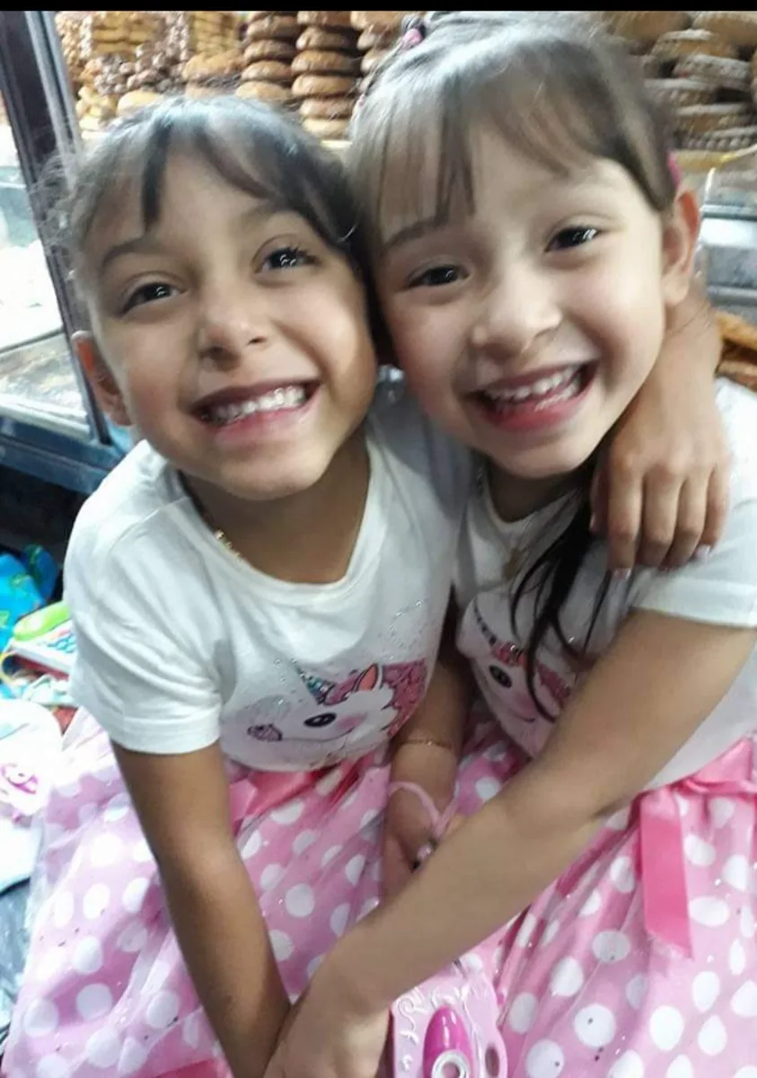 Mafe y Sofi de niñas, abrazadas y sonriendo